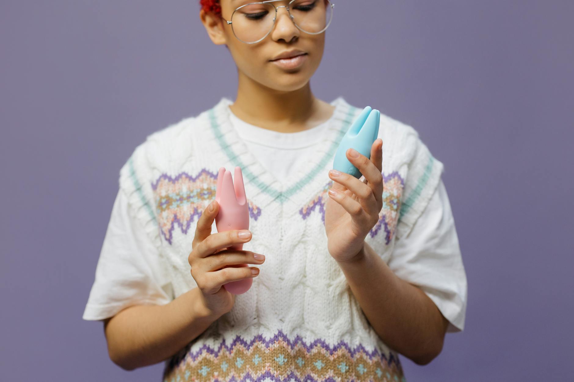 レモンを持つ手。黄色い背景に対して、新鮮で活力のある印象。